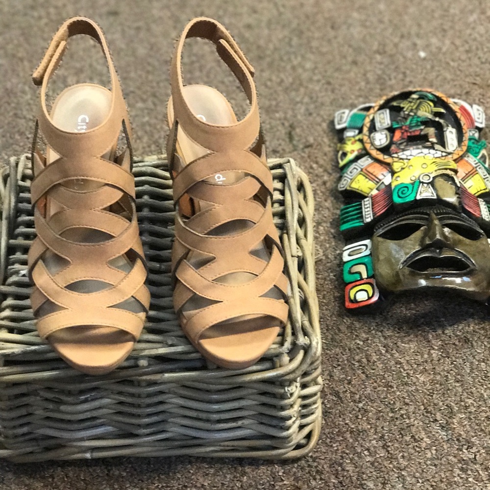 Tan Heels - Picture 3 of 3